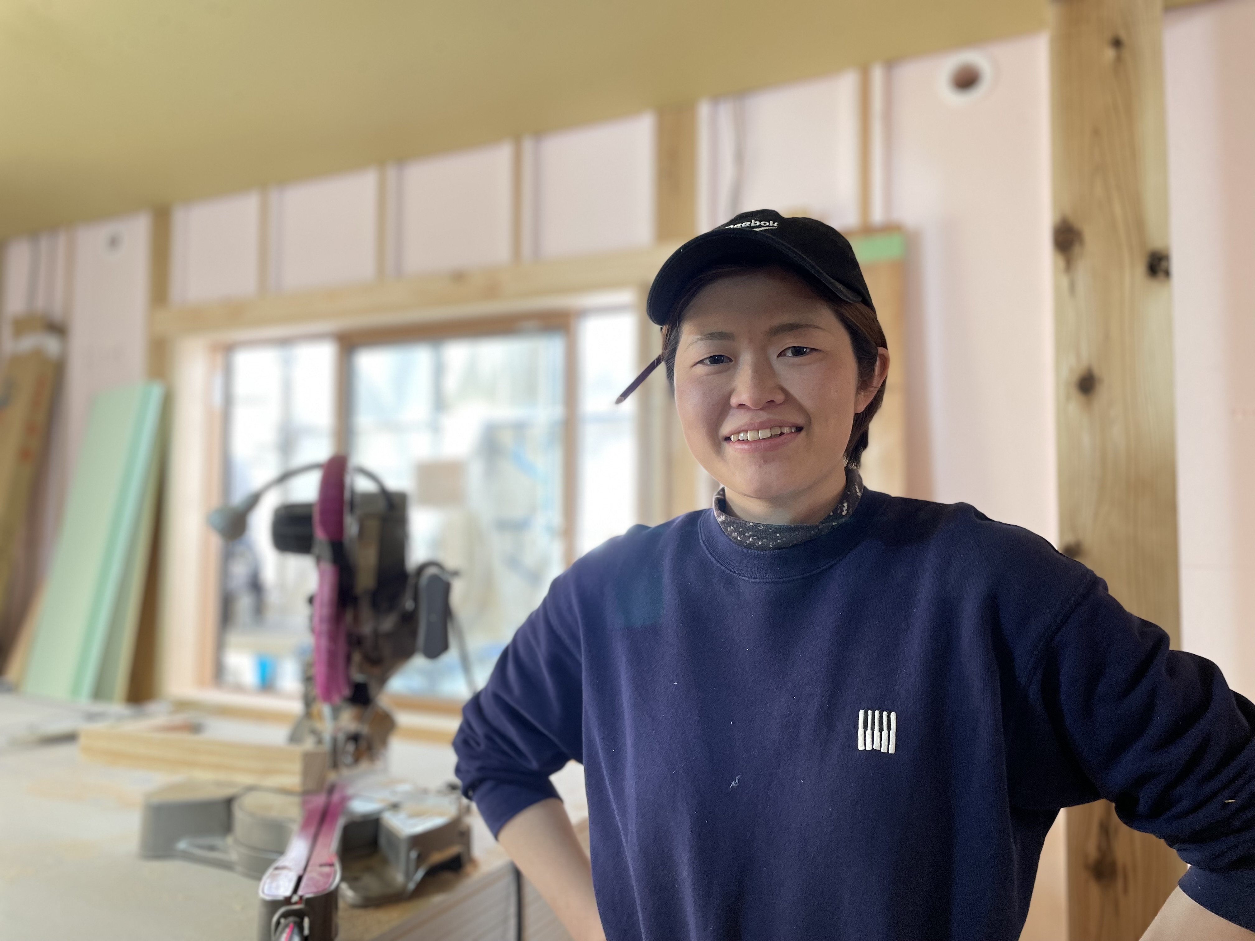 鉋がけをする女性大工